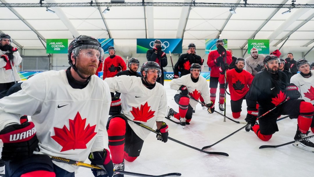 L'équipe masculine de hockey du Canada participe à un entraînement