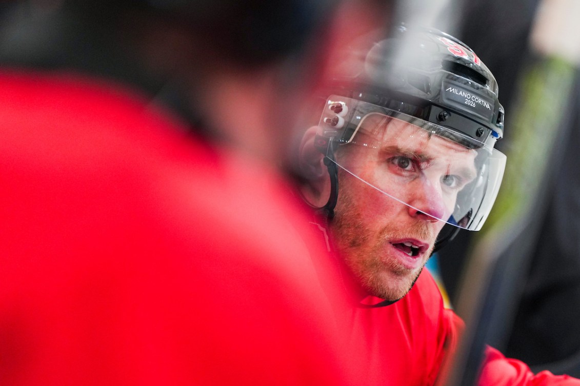 Connor McDavid, de l'équipe canadienne, participe à un entraînement