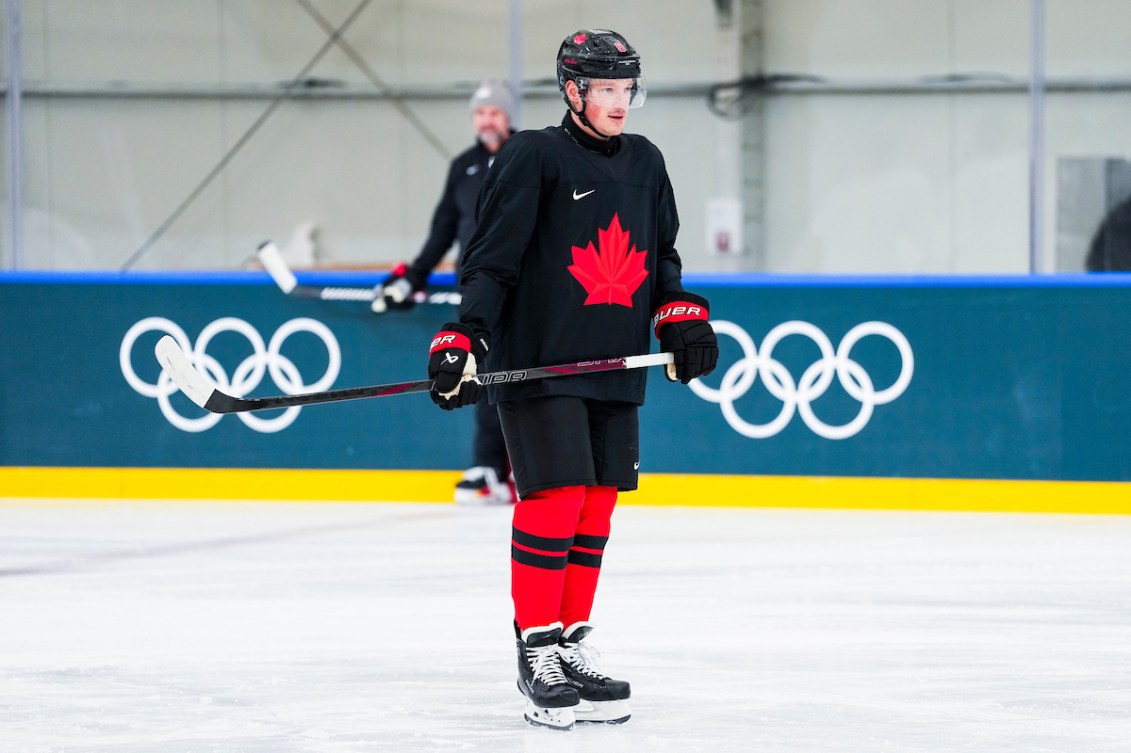 Cale Makar, de l'équipe canadienne, patine lors d'un entraînement.