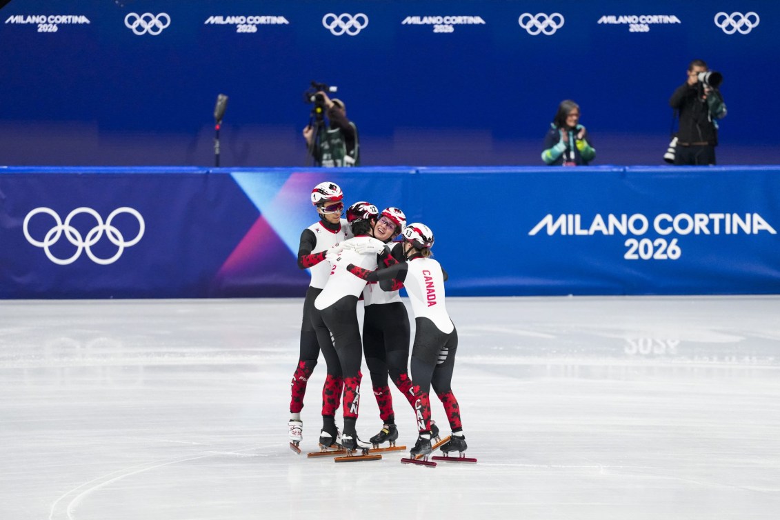 Les patineurs du relais mixte célèbrent sur la glace.