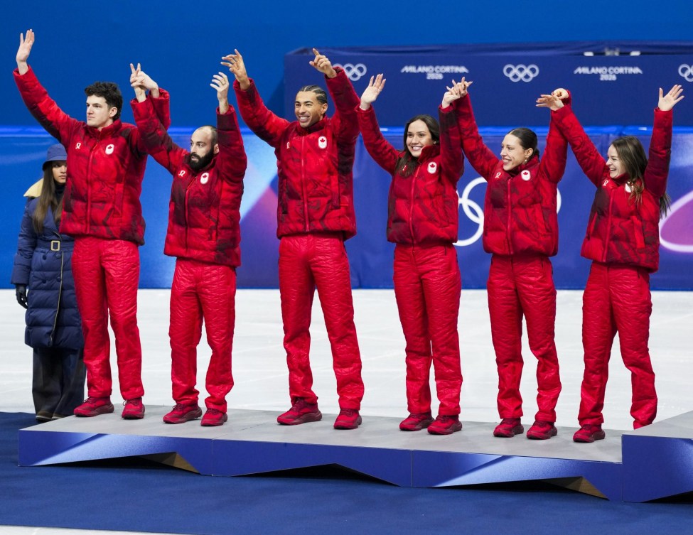 Les patineurs courte piste du relais mixte canadien sur le podium.