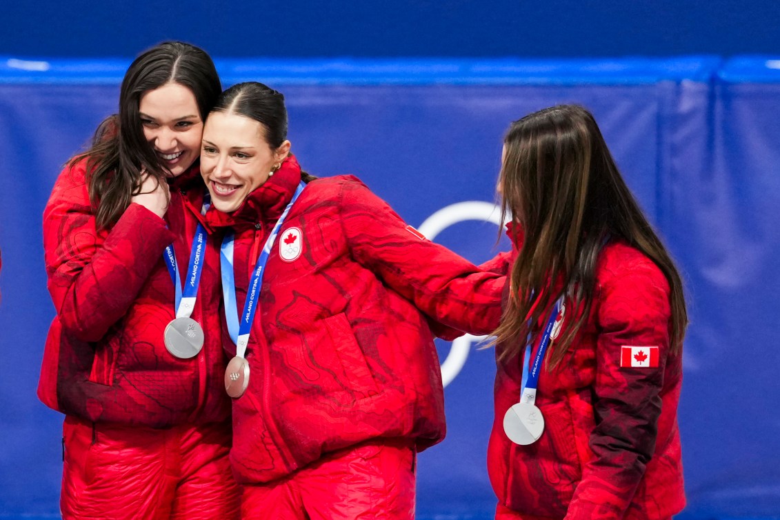 Les patineuse de vitesse d'Équipe Canada Courtney Sarault, Florence Brunelle et Kim Boutin sur le podium.