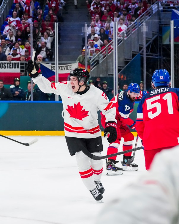 Macklin Celebrini, le bâton dans les aires, célèbrent un but au hockey