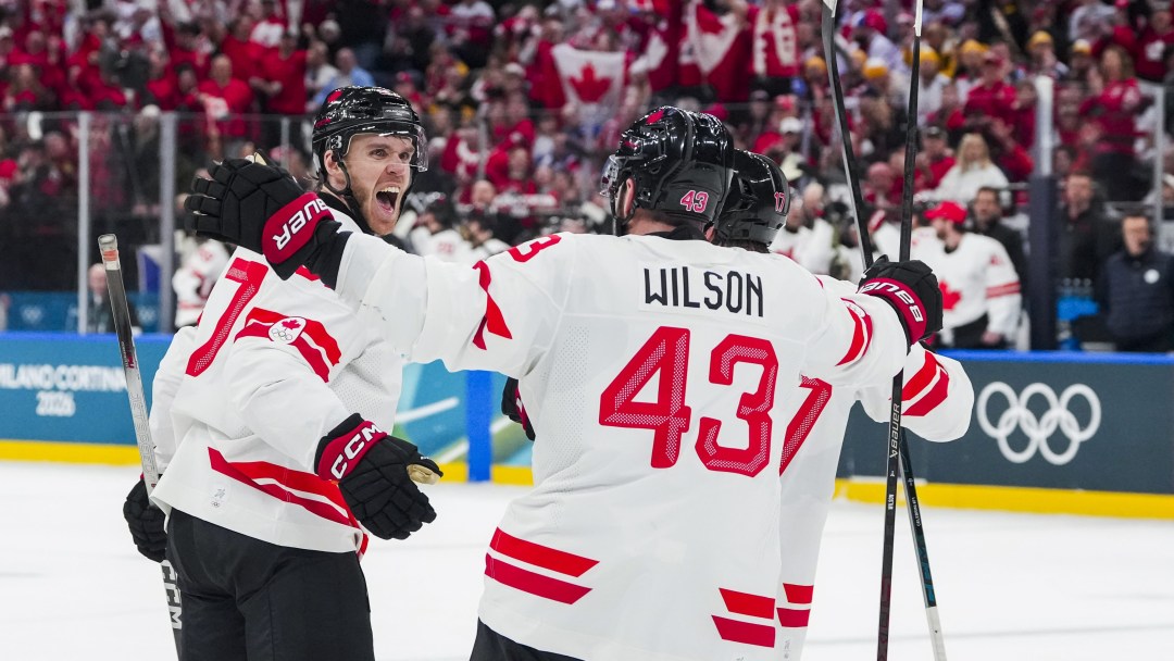 Connor McDavid célèbre un but avec ses coéquipiers Tom Wilson et Macklin Celebrini