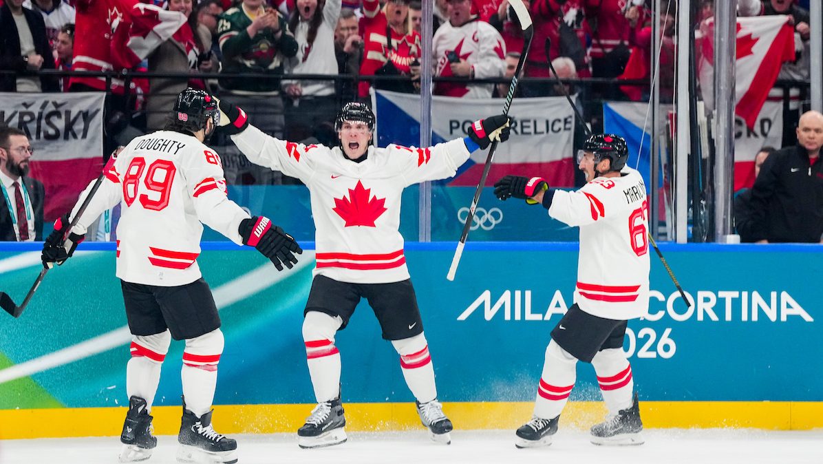 Bo Horvat célèbre son but marqué contre Drew Doughty et Brad Marchand