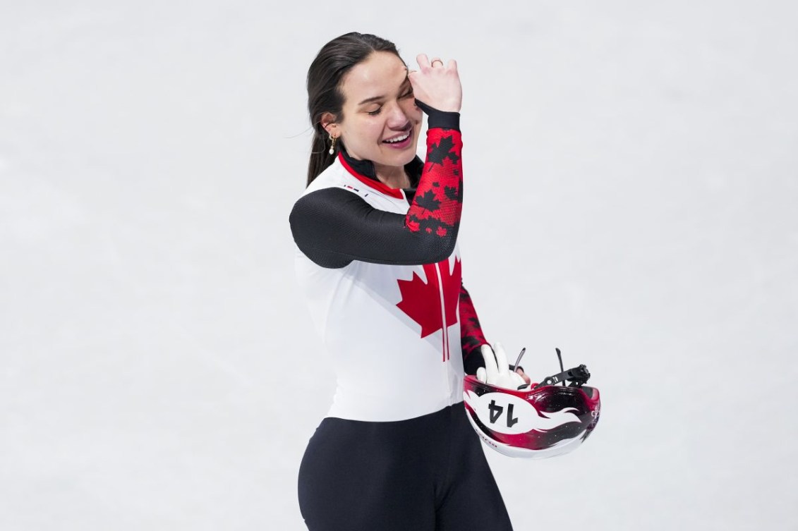 Courtney Sarault, d'Équipe Canada, célèbre sa médaille de bronze 