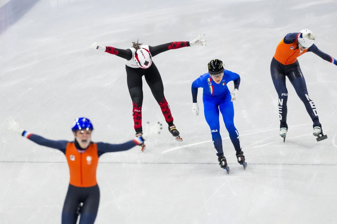 4 patineuses de vitesse célébrant la fin d'une course