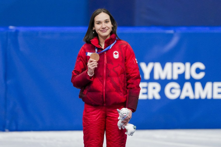 Courtney Sarault pose pour une photo avec sa médaille de bronze