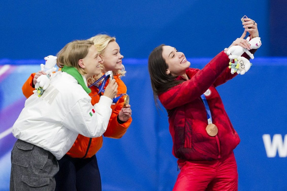 Courtney Sarault, de l'équipe canadienne, célèbre sa médaille de bronze avec ses deux adversaires en prenant un selfie
