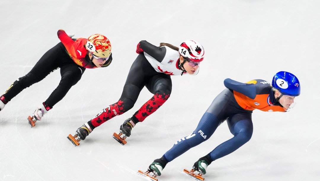 Courtney Sarault pendant une course de patinage de vitesse courte piste.