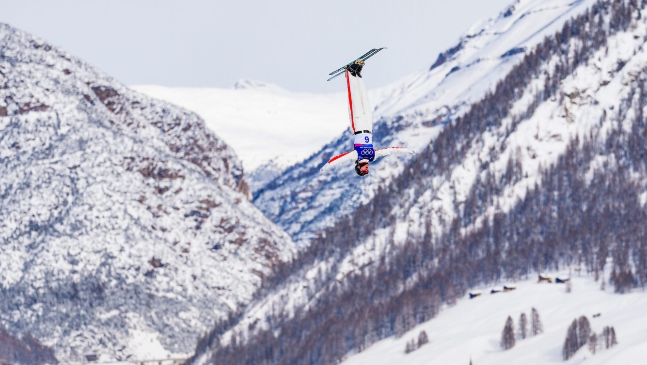 Marion Thénault effectue un saut acrobatique.