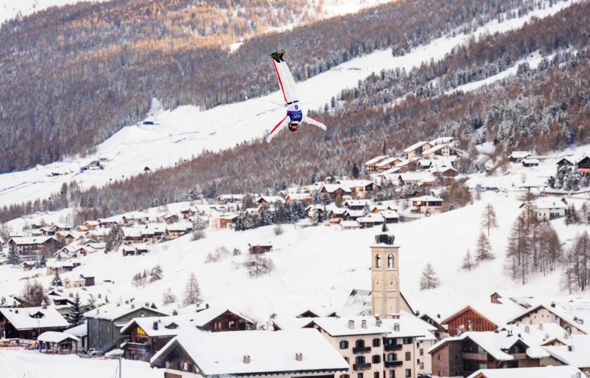 Marion Thénault effectue un saut acrobatique.