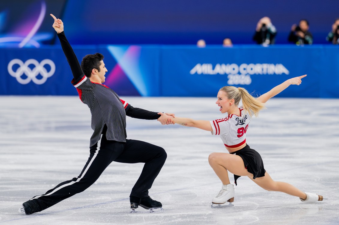 Marjorie Lajoie et Zachary Lagha effectuent une figure lors de leur programme de patinage artistique
