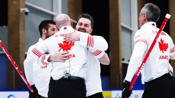 Matt Dunstone enlace ses coéquipiers