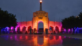 Vasque olympique brûle au Los Angeles Memorial Coliseum.