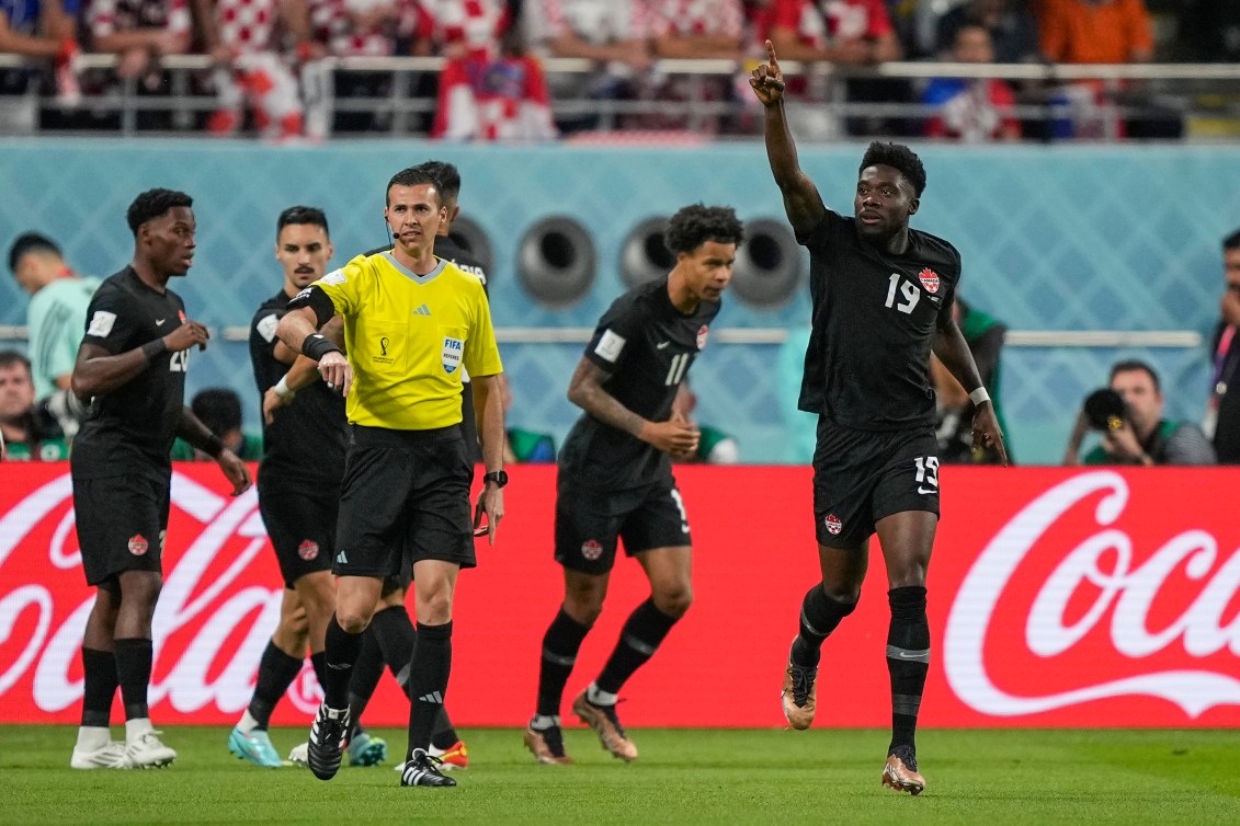 Alphonso Davies et ses coéquipiers célèbrent un but