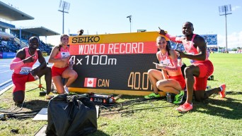 Eliezer Adjibi, Marie-Éloise Leclair, Duan Asemota et Audrey Leduc posent devant leur record du monde au 4 x 100 m mixte