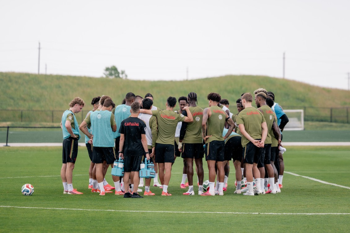 Les joueurs du Canada se rassemblent lors d’un entraînement en préparation de leur match d’ouverture de la Coupe du monde de la FIFA.