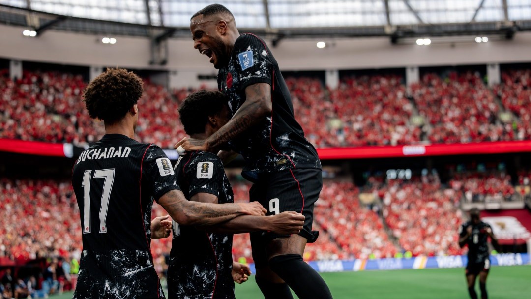 Des joueurs du Canada célèbrent un but