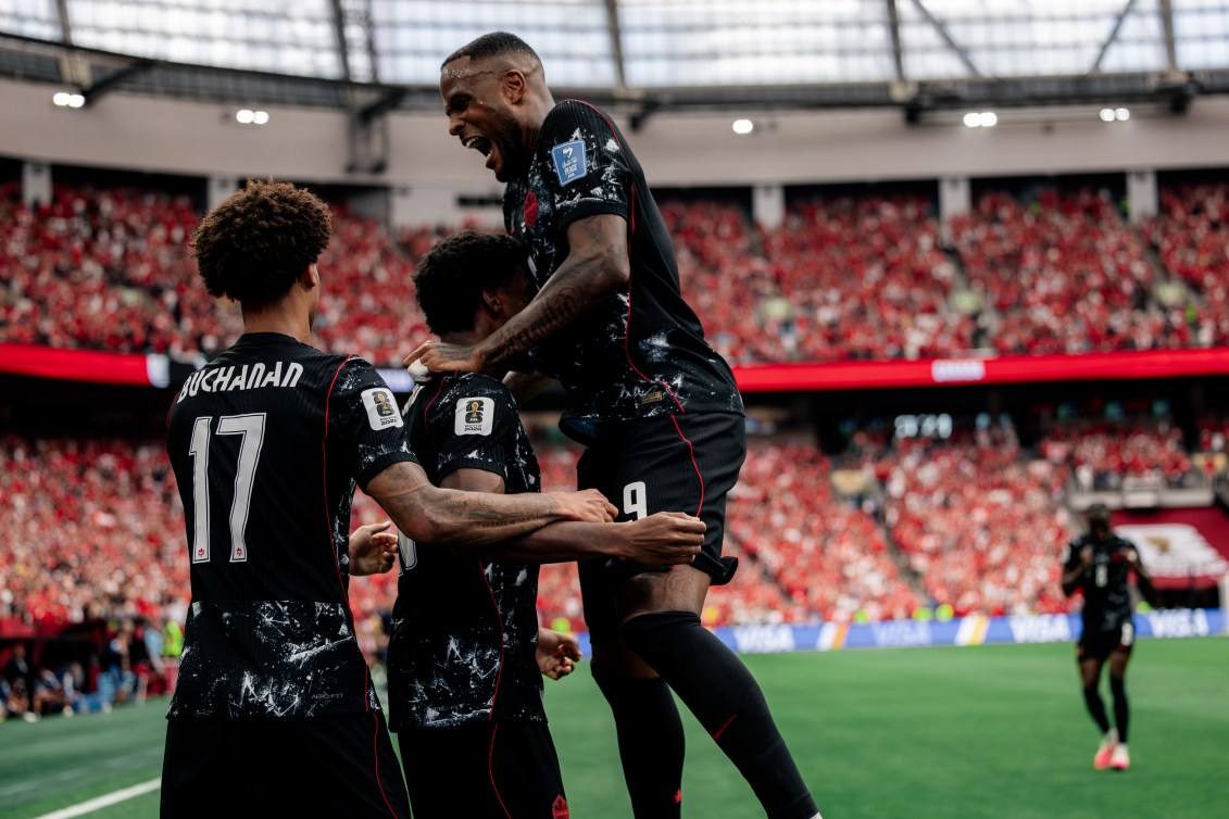 Des joueurs du Canada célèbrent un but