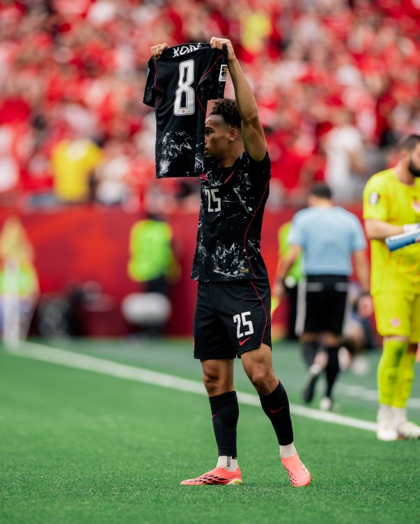 Nathan Saliba brandit le maillot d'Ismaël Koné après avoir marqué contre le Qatar jeudi.