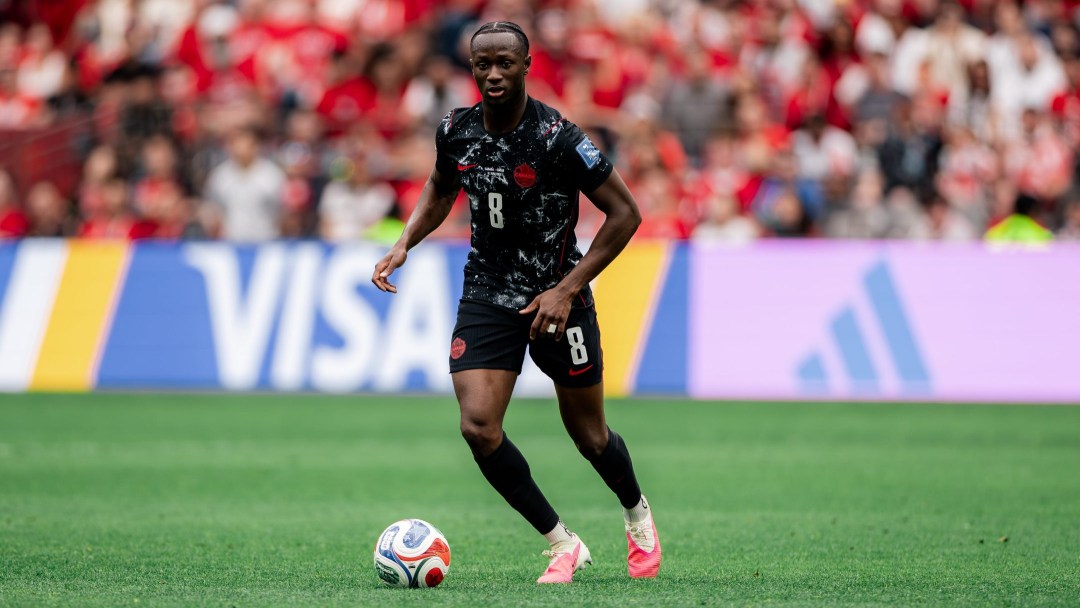Ismale Kone avec le ballon aux pieds sur un terrain de soccer