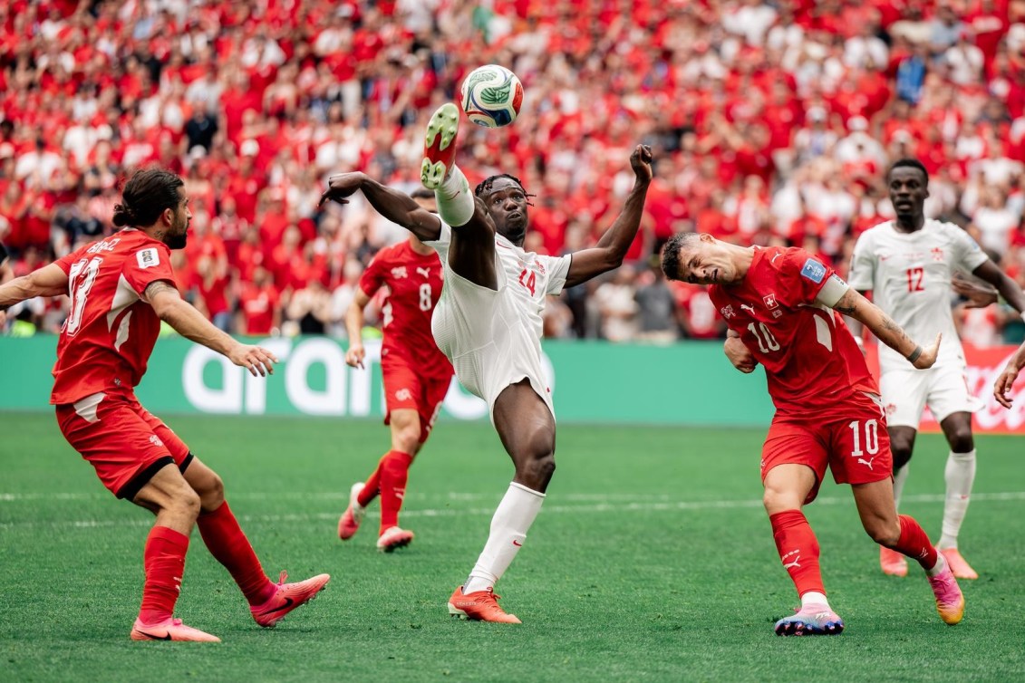 Le joueur canadien Promise David contrôle un ballon aérien