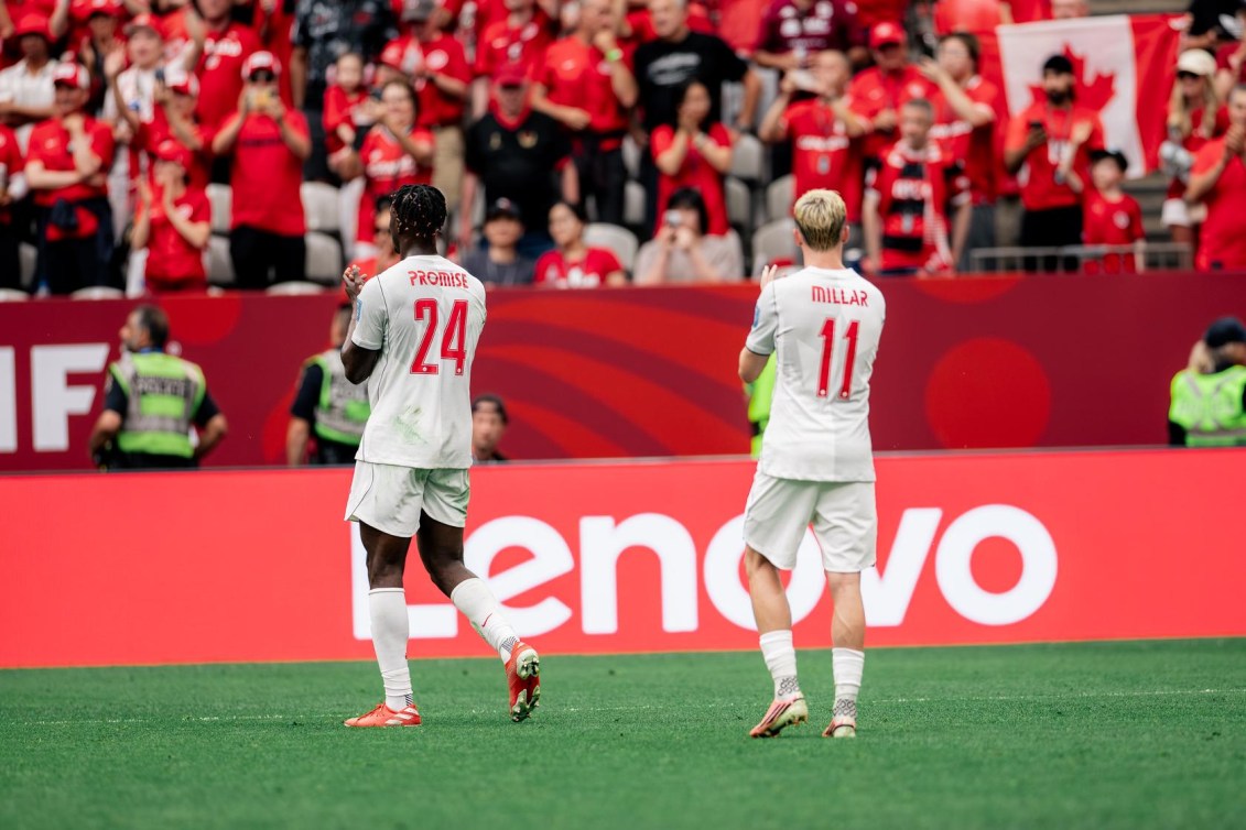Les joueurs du Canada Promise David et Liam Millar saluent la foule