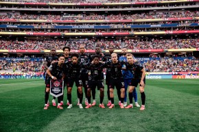 Le onze partant du Canada pose pour une photo avant un match