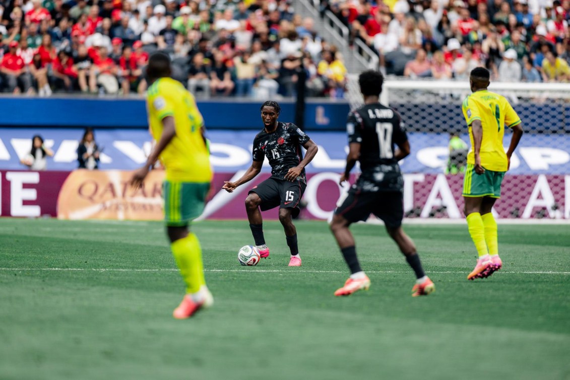 Le Canadien Moïse Bombito fait une passe
