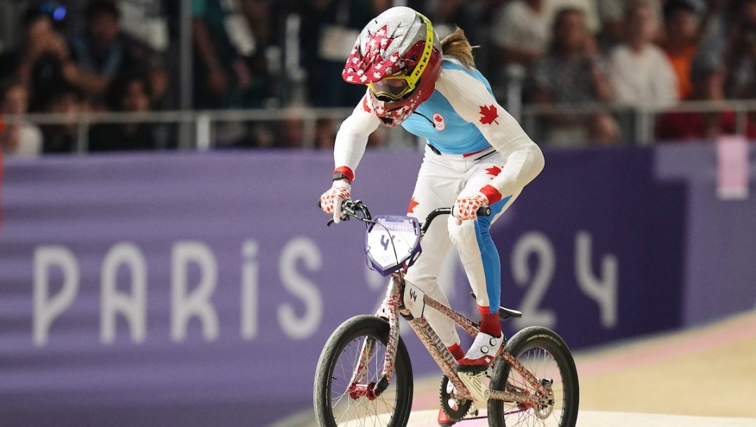 Molly Simpson en action durant une course de BMX.