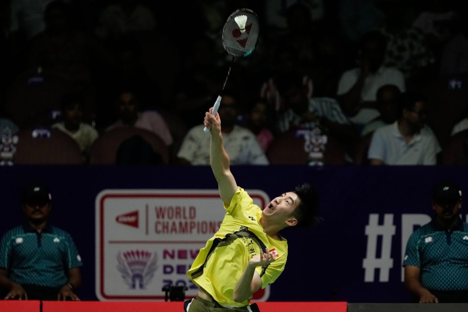 Le Canadien Victor Lai en action au badminton.