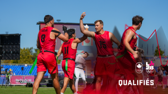 Des joueurs de flag football célèbrent.