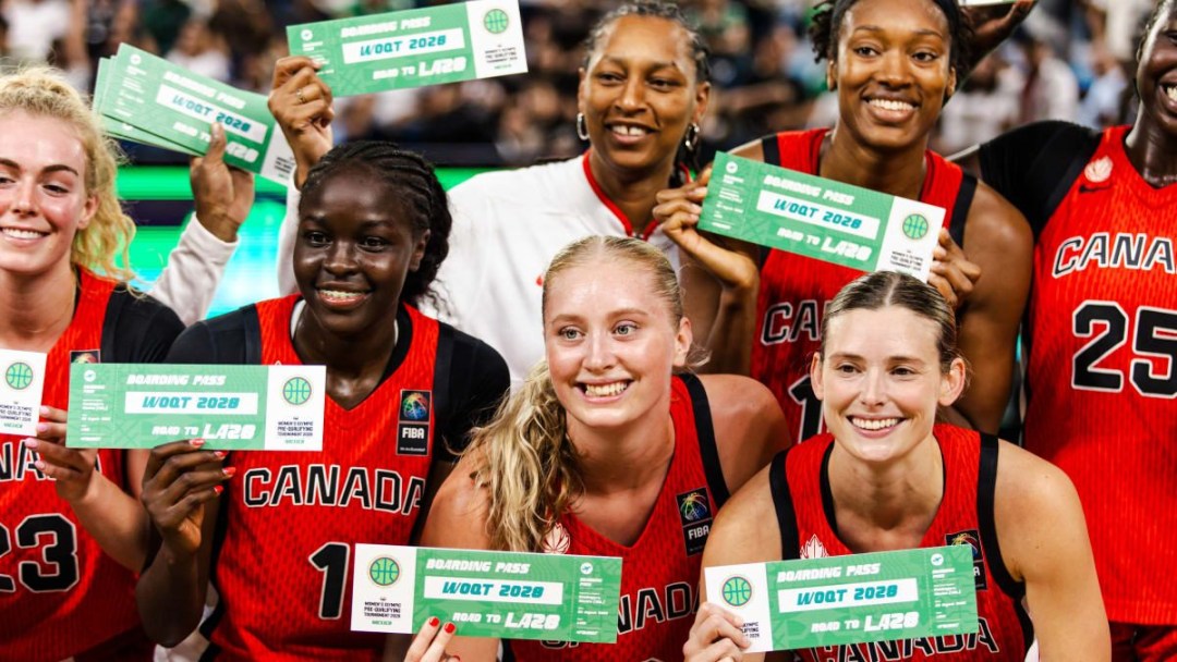 L'équipe canadienne féminine de basketball pose pour une photo