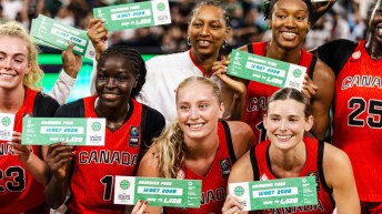 L'équipe canadienne féminine de basketball pose pour une photo