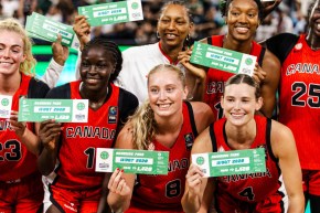 L'équipe canadienne féminine de basketball pose pour une photo