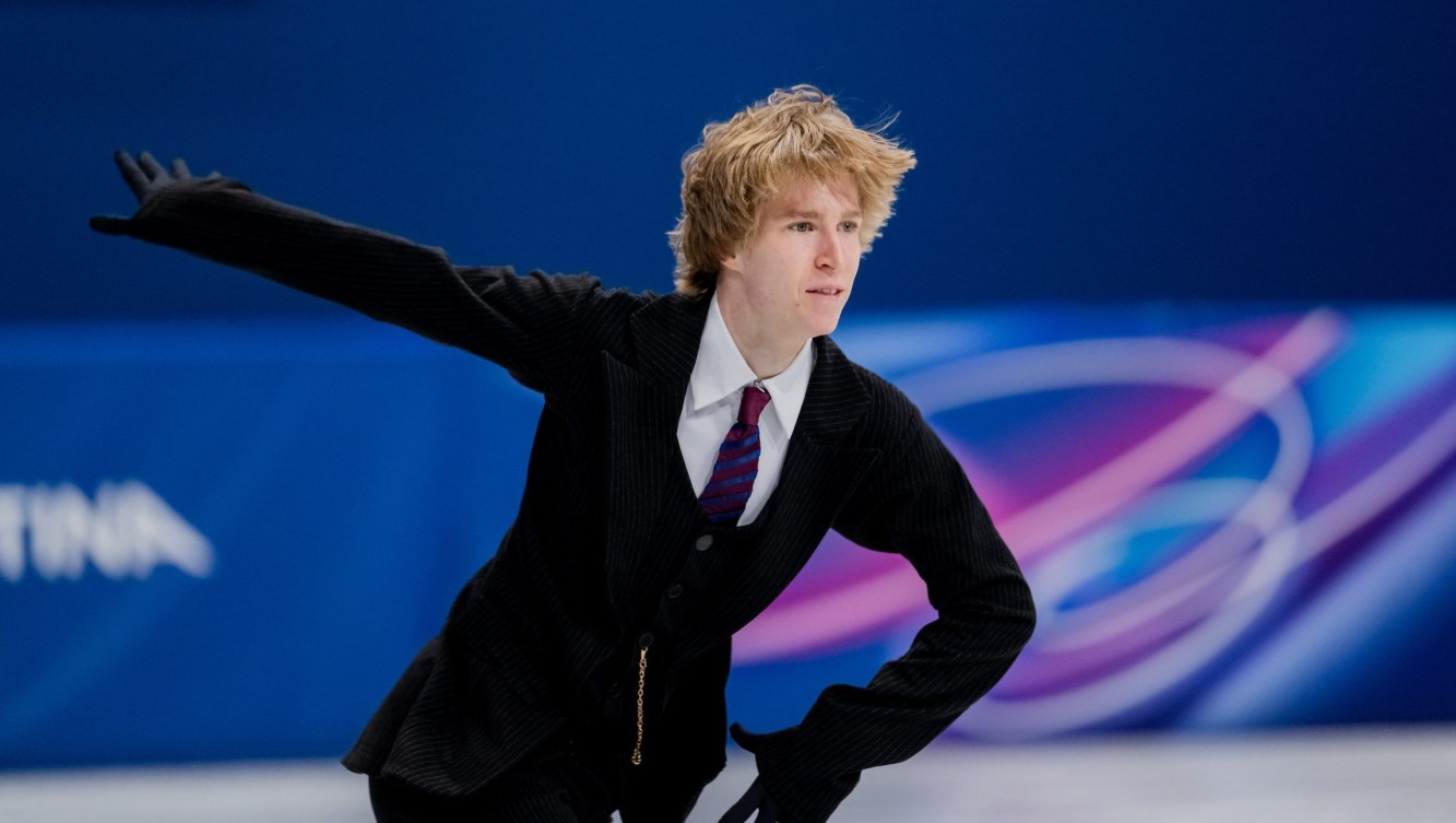 Stephen Gogolev, d'Équipe Canada, participe au programme court masculin de l'épreuve par équipes.