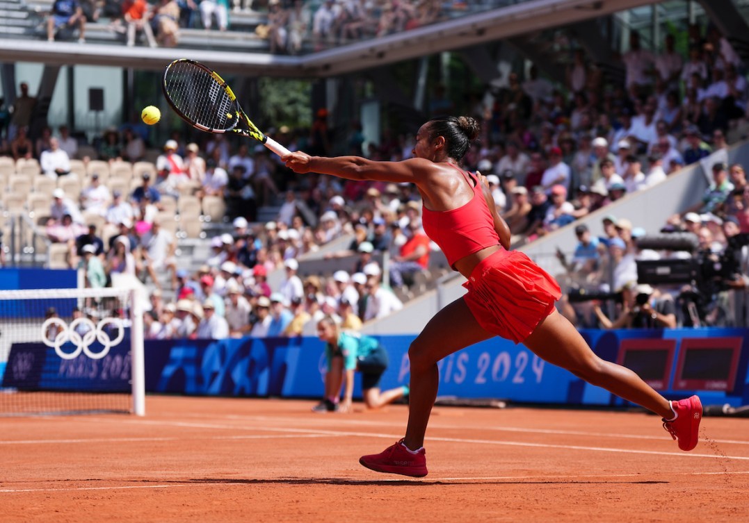 Leylah Fernandez retourne une balle lors de son match de tennis contre l’Allemande Angelique Kerber pendant les Jeux olympiques de Paris 2024 en France, le mardi 30 juillet 2024. (c) Mark Blinch, Comité olympique canadien 2024
